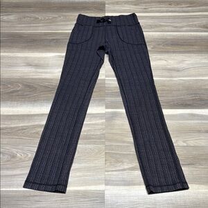 Lululemon Black Leggings with Pinstripe Pattern size 2